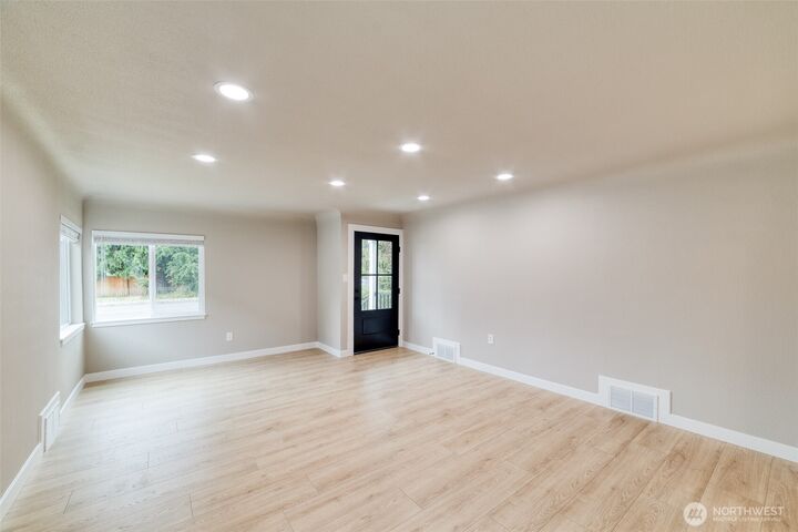 Property Photo: 910 E Main Street WA 98002