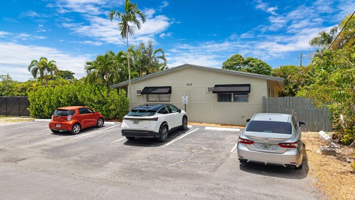 Property Photo:  2117 NE 14th Avenue 1-4  FL 33305 