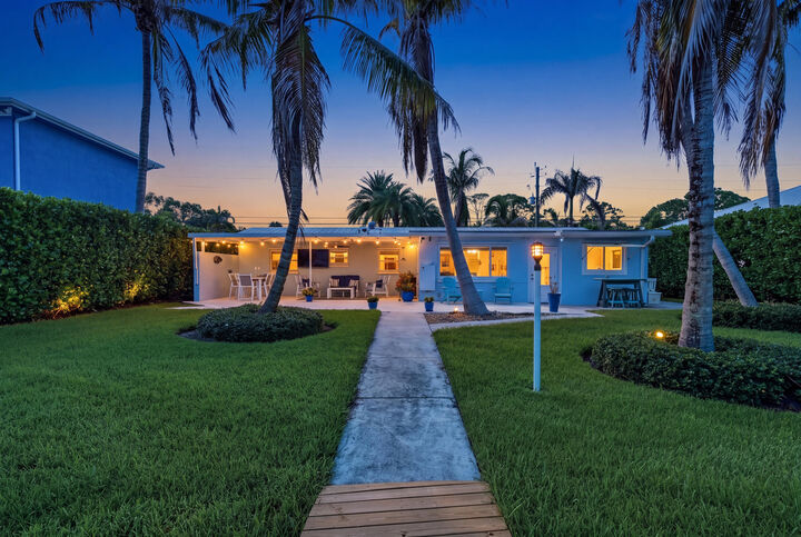 Property Photo:  1719 SW Dyer Point Road  FL 34990 