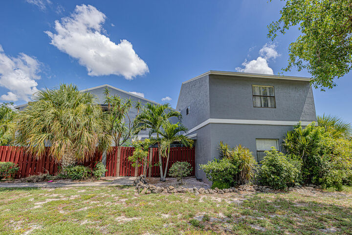 Property Photo:  7 Crossings Circle C  FL 33435 