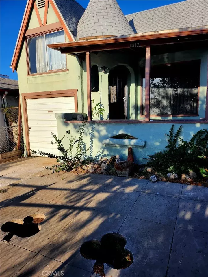 Property Photo: 6812 S Van Ness CA 90047