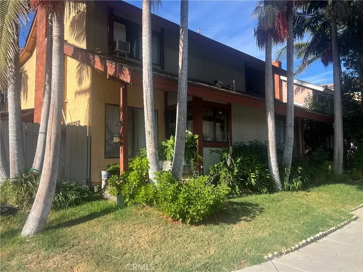 Property Photo:  701 E Chestnut  CA 92701 