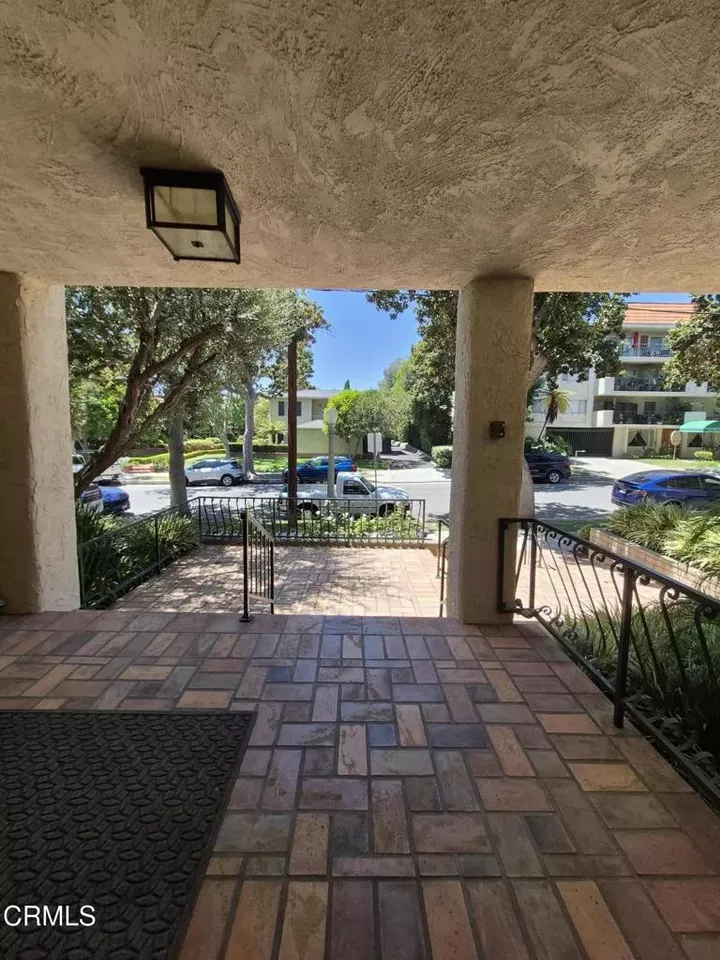 Property Photo: 420 S Madison Avenue 204 CA 91101