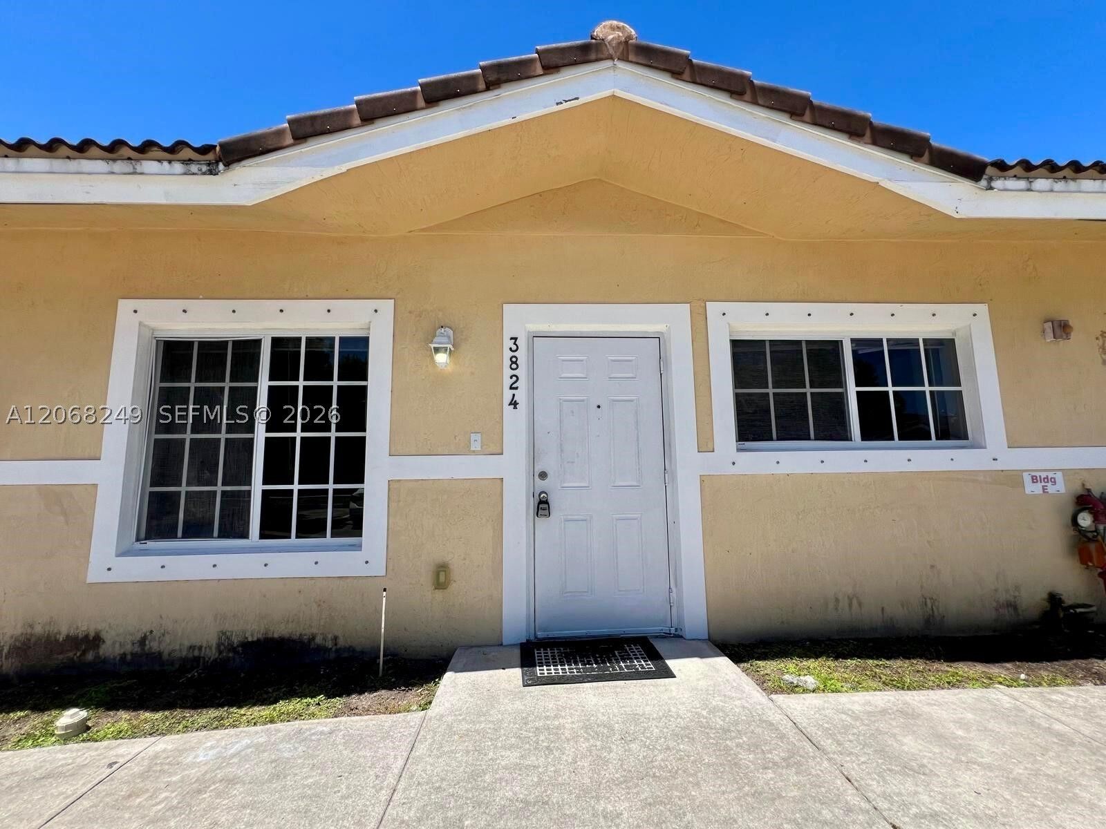 Property Photo: 3824 SW 48th Ave 3824 FL 33023