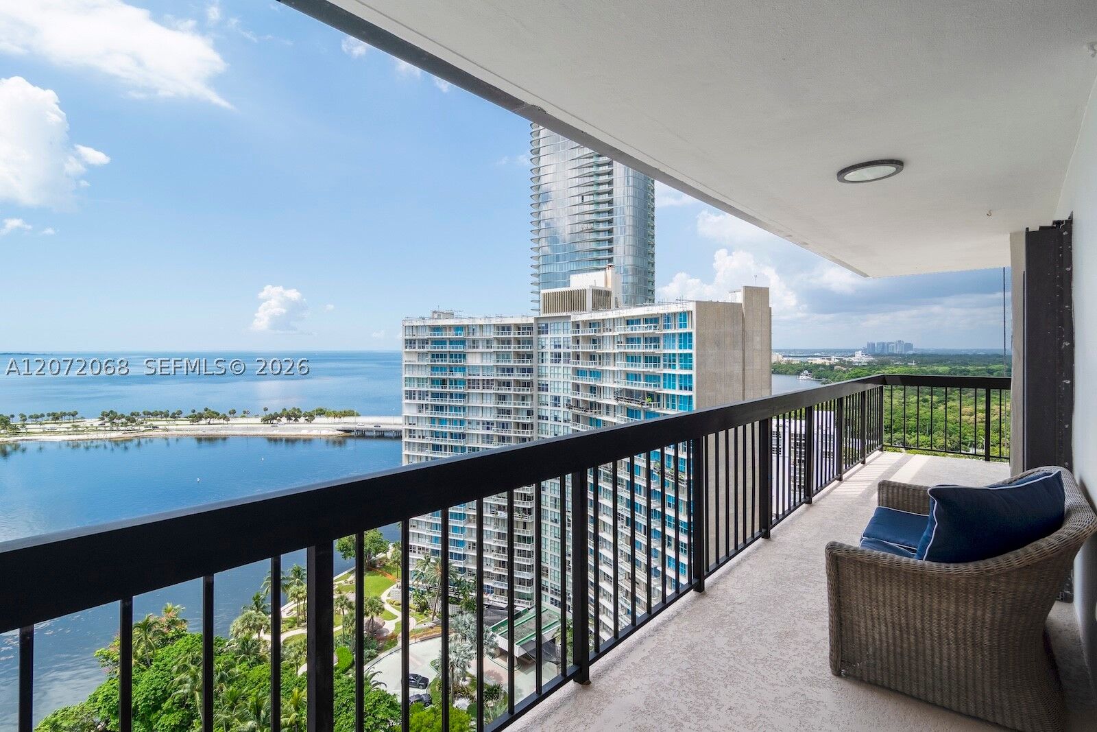 Property Photo:  2333 Brickell Ave 2212  FL 33129 