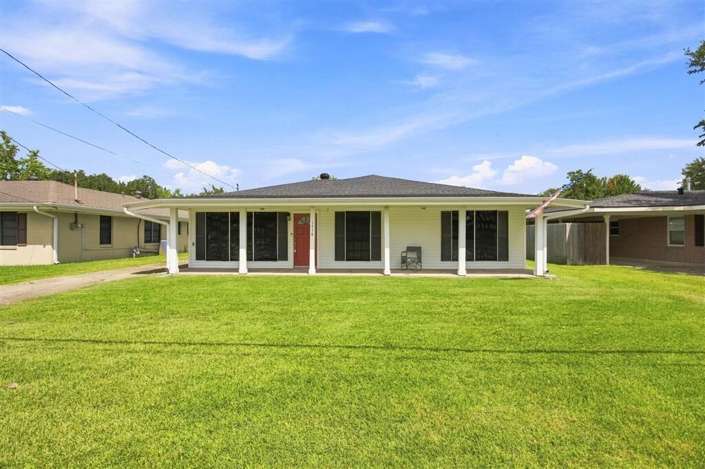 Property Photo: 1418 E Kent Dr Drive E LA 70663