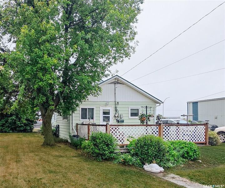 Property Photo: 424 1st Avenue E SK S0A 2P0