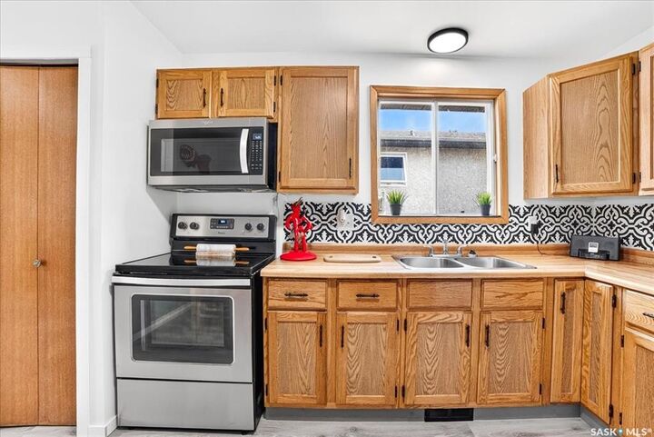 Property Photo: 1324 Courtney Street SK S4T 7S1