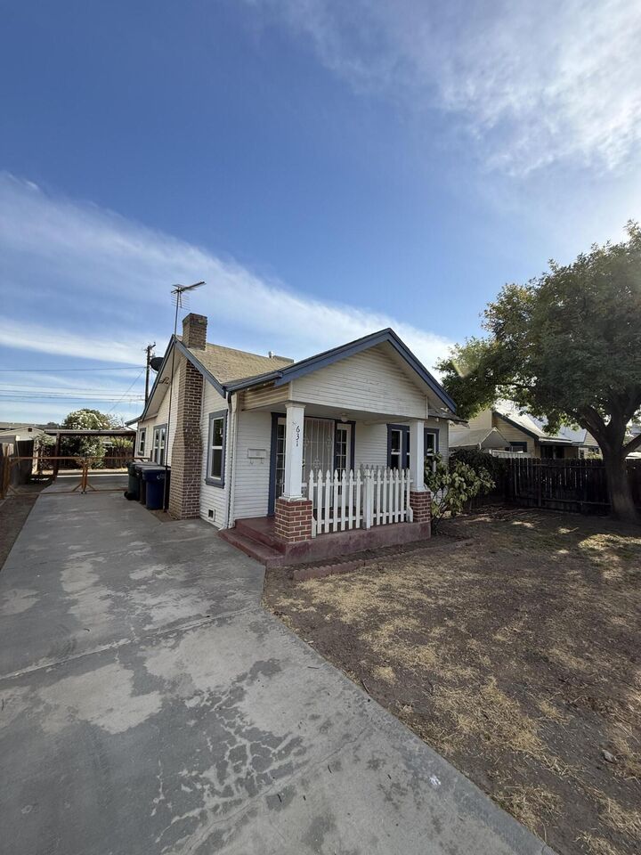 Property Photo: 631 E Ventura Avenue CA 93274