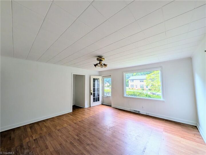 Property Photo:  1514 Glenside Drive  NC 27405 