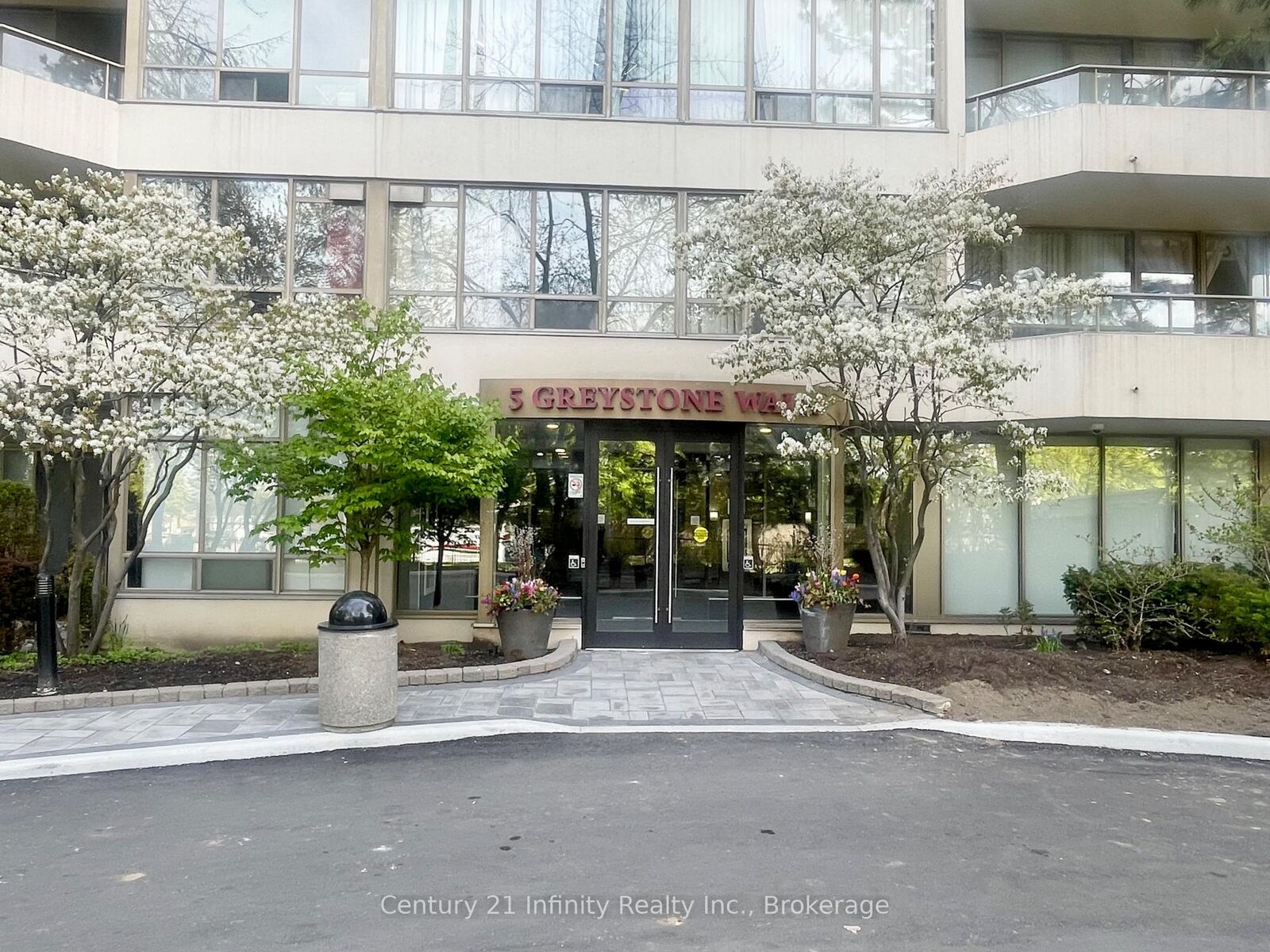 Property Photo:  5 Greystone Walk Drive 1206  ON M1K 5J5 