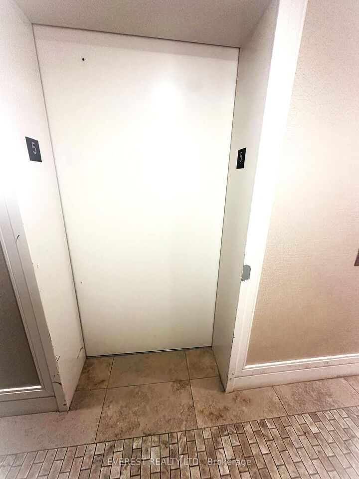 Property Photo: 830 Lawrence Avenue W 517 ON M6A 1C2