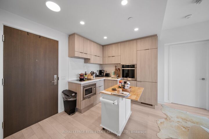 Property Photo:  39 Roehampton Avenue 4207  ON M4P 0G1 
