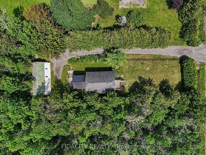 Property Photo: 6811 Flewellyn Road ON K2S 1B6
