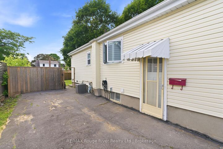Property Photo: 152 Wilson Road S ON L1H 6C1