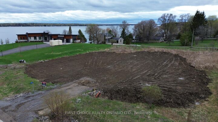 Property Photo: 4 Shoreside Way S ON K6V 5T1