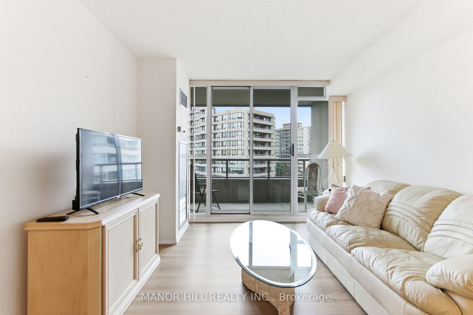 Property Photo: 11 Townsgate Drive 814 ON L4J 8G4
