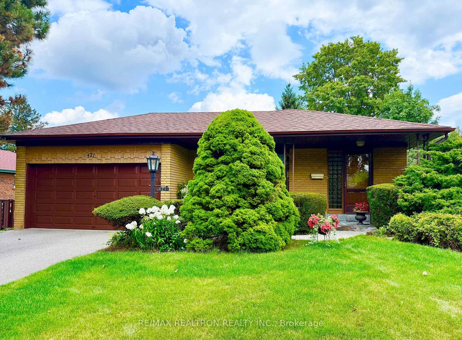 Property Photo: 421 Brimorton Drive ON M1H 2E4