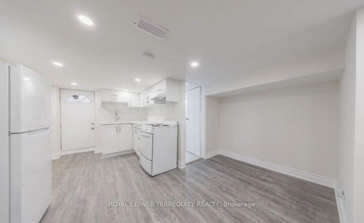 Photo de la propriété: 185 Laughton Avenue Bsmt ON M6N 2X6