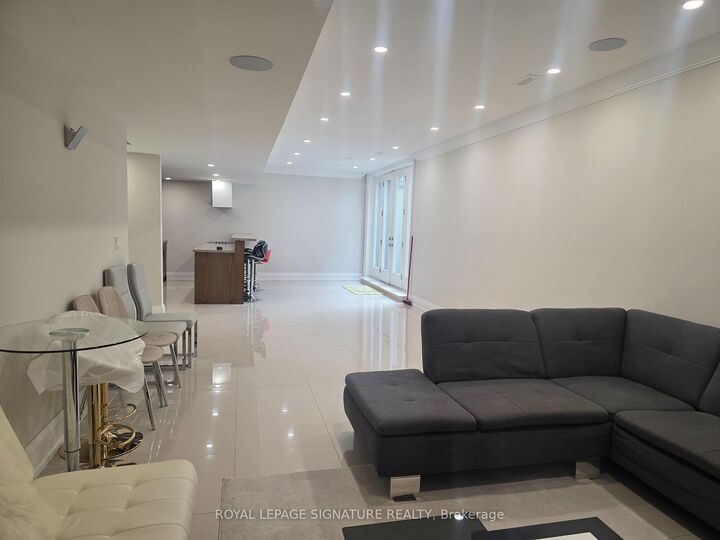 Photo de la propriété:  12 Terrace Avenue Lower  ON M2R 1E9 
