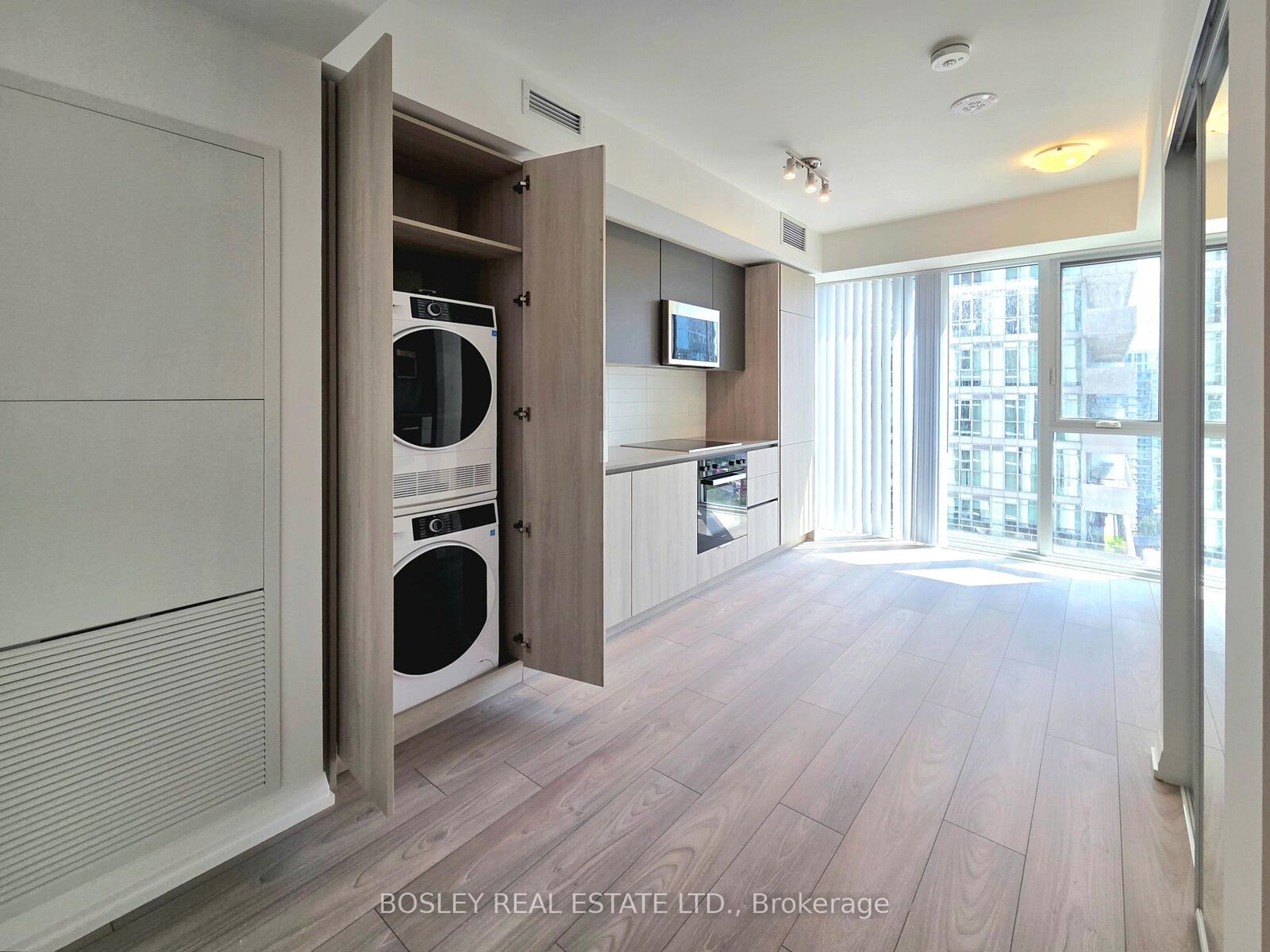 Property Photo: 400 King Street 2116 ON M5V 0X8