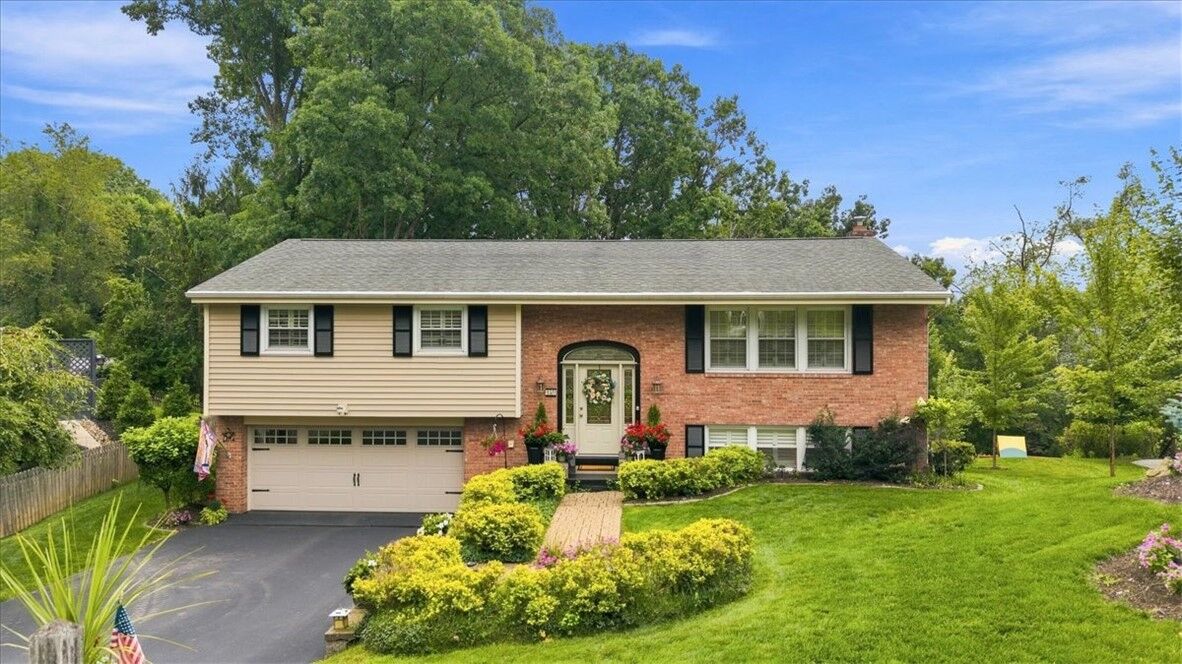 Property Photo: 459 Troutwood Dr PA 15237