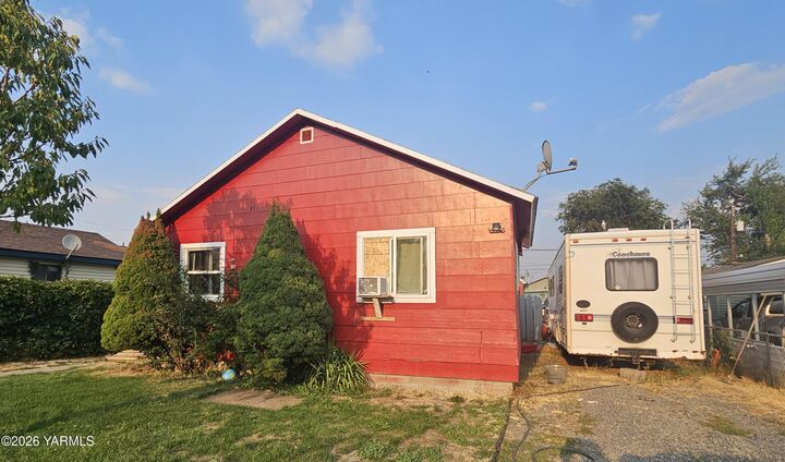 Property Photo: 911 S 6th St WA 98901