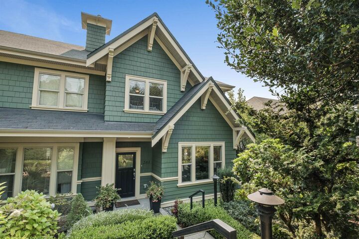 261 E Queens Road — photo 1