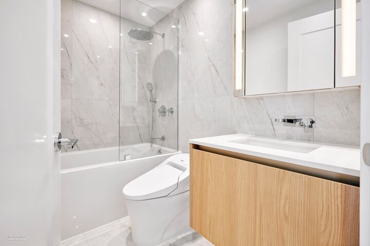 Property Photo: 135 E 13th Street 807 BC V7L 0J8