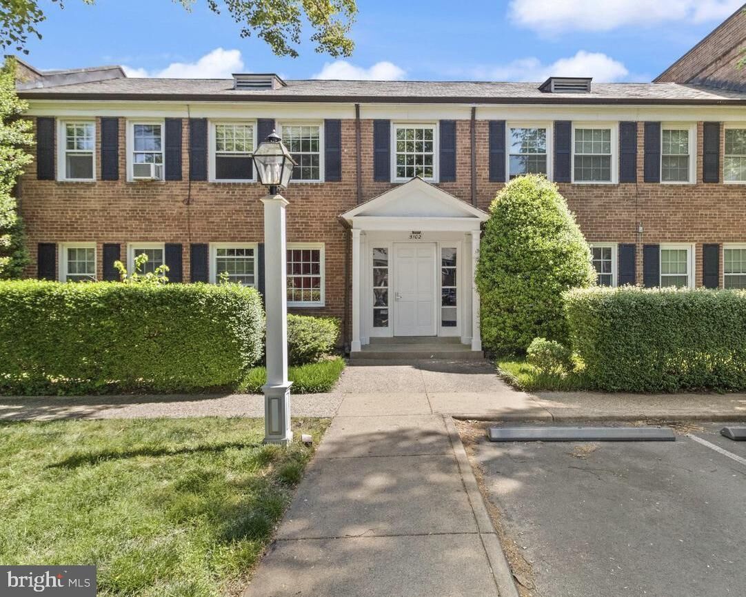 Property Photo: 5102 Columbia Pike 3 VA 22204