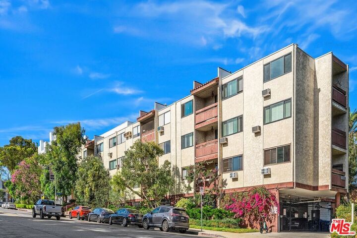 Property Photo: 530 S Barrington Ave, Unit 109 CA 90049