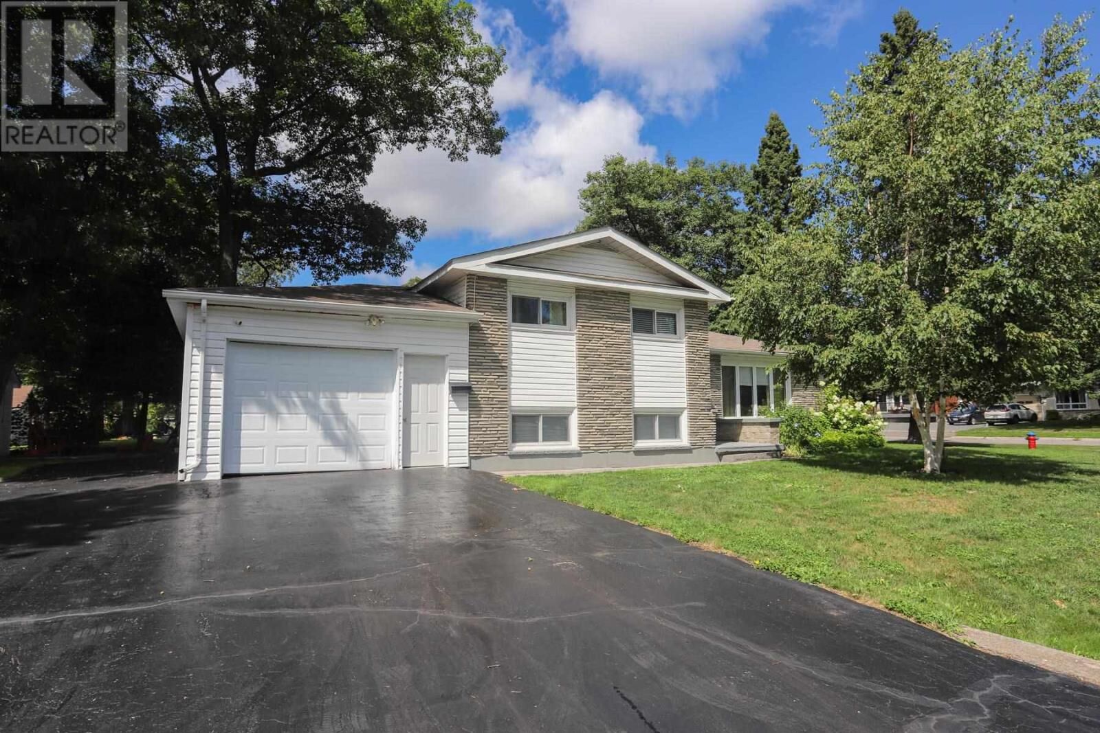Property Photo:  71 Dablon St  ON P6B 5E5 