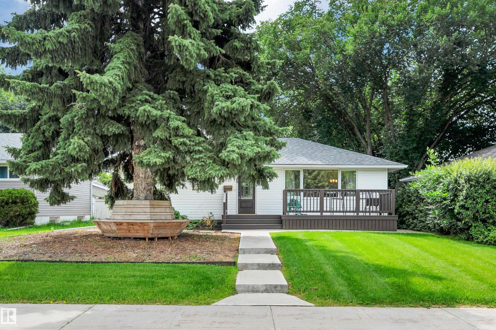 Property Photo:  8615 66 Avenue NW  AB T6E 0L2 