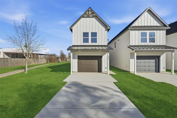 Property Photo: 530 N 4th Street TX 77571