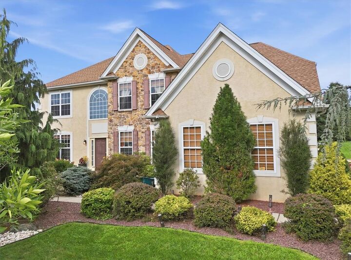Property Photo:  18 Creek Court  PA 18040 
