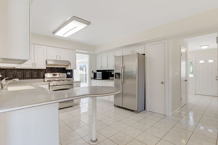 Property Photo:  421 Collen Drive  IL 60148 