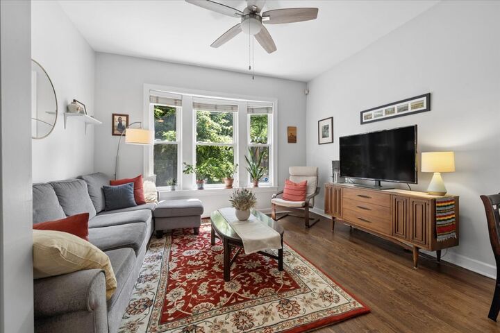 Property Photo: 2924 W Berteau Avenue 1 IL 60618