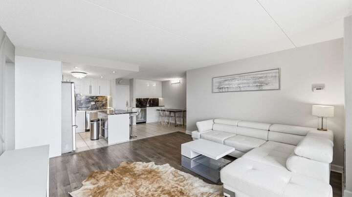 Property Photo: 2005 S Finley Road 604 IL 60148