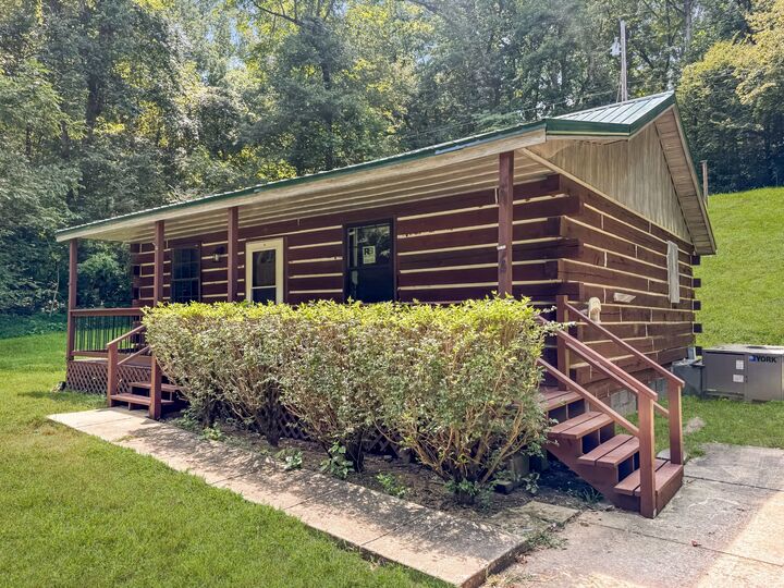 Property Photo: 165 Lakeshore Dr TN 37058