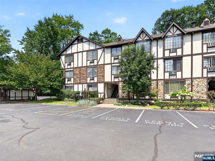 Property Photo:  1510 Faulkner Court  NJ 07430 