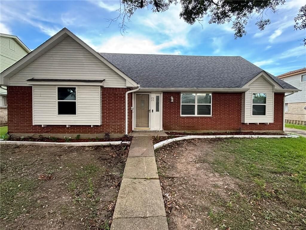 Property Photo:  2020 Easter Lane  LA 70114 