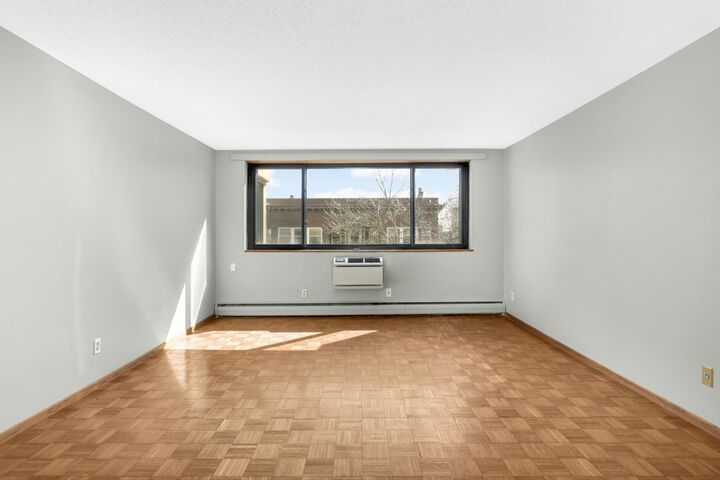 Property Photo: 1912 Dupont Avenue S 405 MN 55403