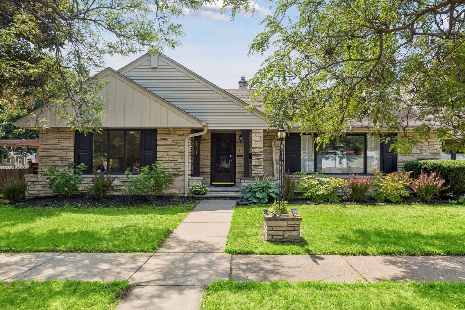 Property Photo:  2032 Sheridan Avenue  MN 55116 
