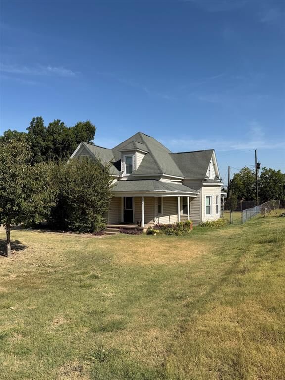 Property Photo:  303 E 5th Street  TX 75078 