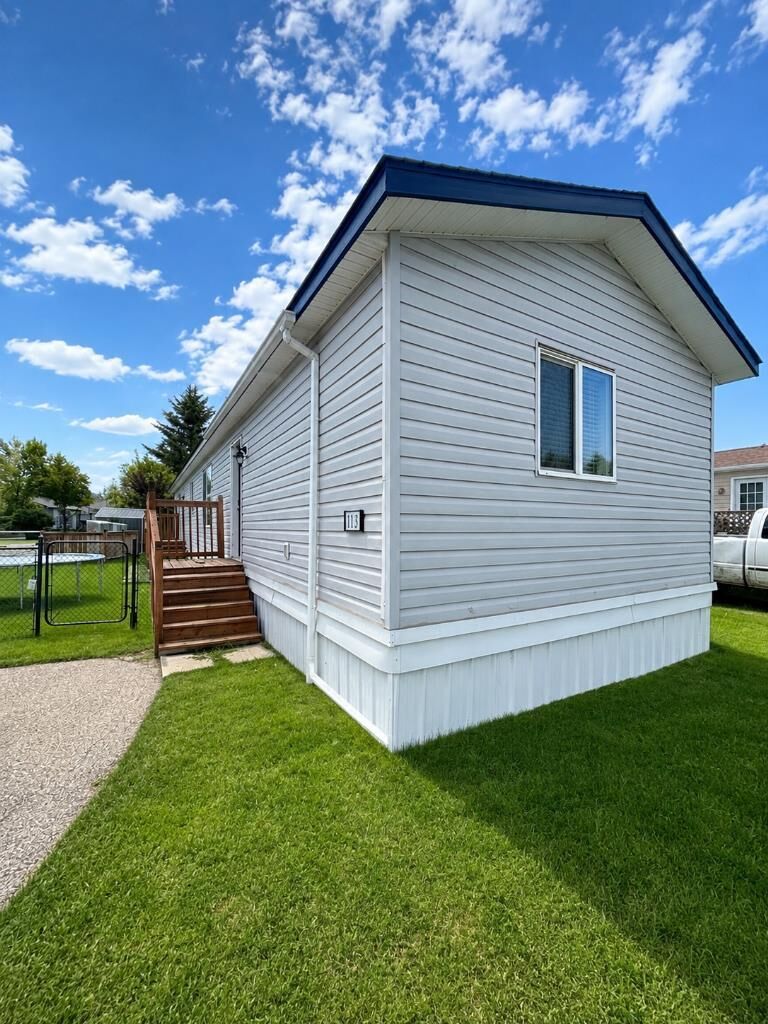 Property Photo:  113 Heritage Drive  AB T1S 1M4 