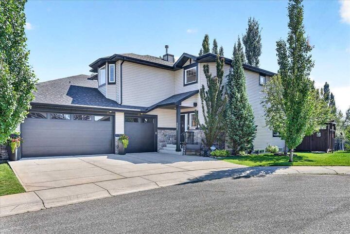 Property Photo: 122 Royal Birkdale Crescent NW AB T3G 5R5