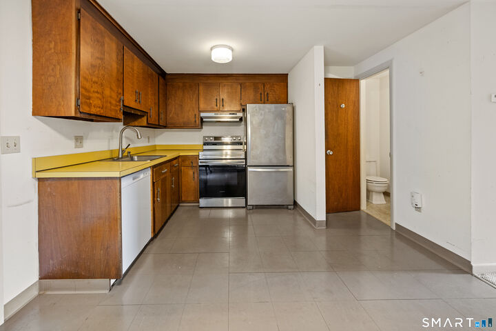 Property Photo:  1581 Meriden Waterbury Turnpike 6  CT 06489 