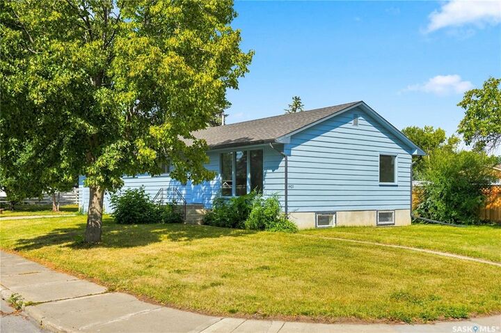 Property Photo:  1401 10th Street E  SK S7H 0J4 