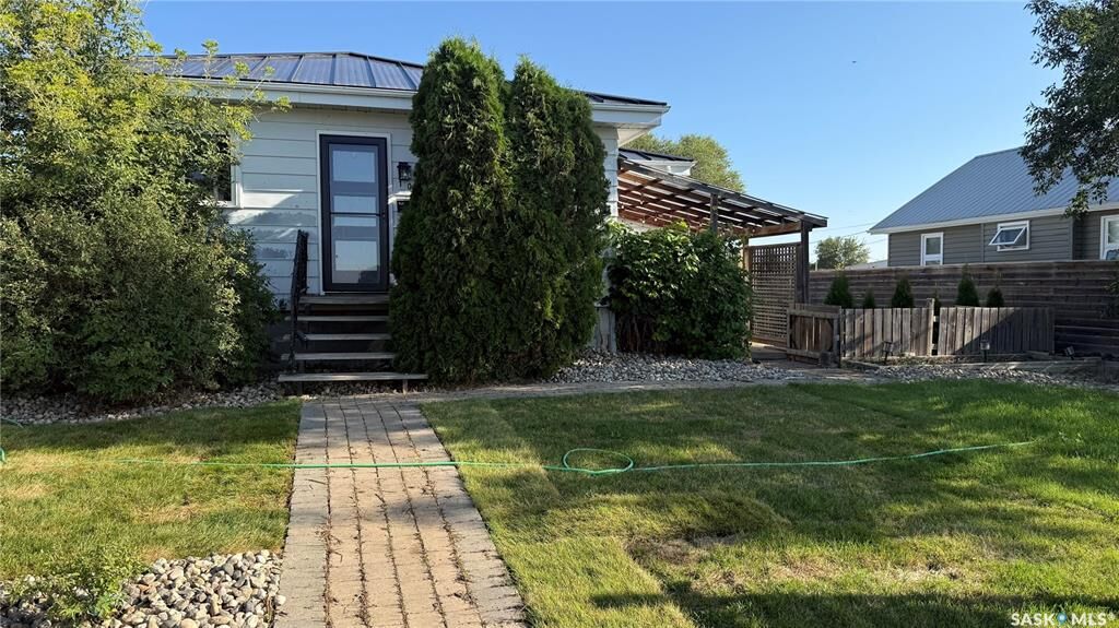 Property Photo:  108 Front Street N  SK S0G 3W0 