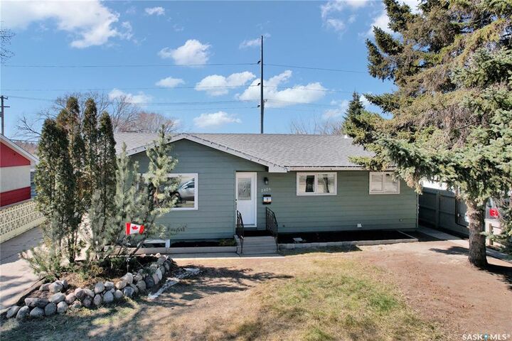 Property Photo:  2406 Preston Avenue S  SK S7J 2G4 